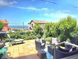 a patio with chairs and a table on a patio at Apartamento Ora al Mare - 32002 in Pedreña