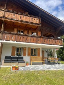 a building with a bench and a balcony at Chalet Royal in Les Diablerets