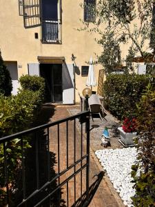 a garden with a fence and a building at La Sosta Nel Chianti in Castelnuovo Berardenga