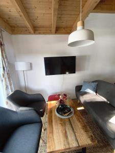 a living room with a couch and a table at Ferienhaus Seeblick in Rheinsberg
