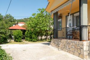a house with a balcony and a gazebo at Villa Trigona in Kalabaka