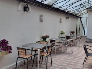 a group of tables and chairs in a patio at EfoRooms - Apartamente si Camere moderne in Eforie Nord