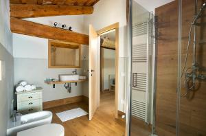 ein Badezimmer mit Dusche, Toilette und Waschbecken in der Unterkunft Rum Oliero in Valbrenta  + 36 Fotos