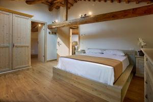 ein Schlafzimmer mit einem großen Bett in einem Zimmer in der Unterkunft Rum Oliero in Valbrenta 
