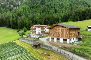 Luftaufnahme eines Bauernhofs mit einem Gebäude in der Unterkunft Pirchahof in Martell