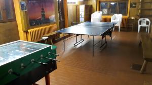 マクニャーガにあるCasa Alpina De Filippiの椅子付きのお部屋内の卓球台2台
