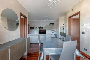 a dining room and kitchen with a table and chairs at Fiera Suite Relax in Ponte Galeria