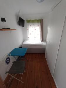 a small room with a bed and a window at Pension-Fürstenberghavel Sans Rival in Fürstenberg