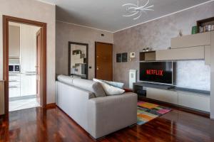 a living room with a couch and a television at Fiera Suite Relax in Ponte Galeria