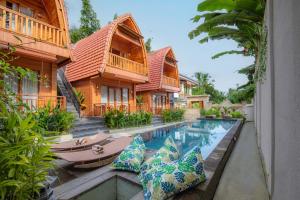 an exterior view of a house with a swimming pool at Uma Nandhi Villa Ubud in Tegalalang