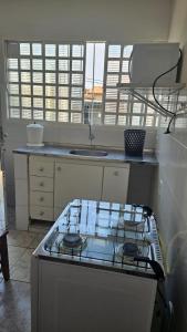 a kitchen with a stove top oven in a kitchen at Apartamento 45A in Paulínia