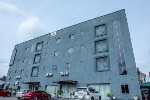 ein Gebäude, vor dem Autos parken in der Unterkunft Romeneo Grand Royal Hotel in Lagos