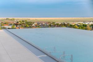 Swimmingpoolen hos eller tæt på Weingut & Gästehaus zum Seeblick - Familie Sattler