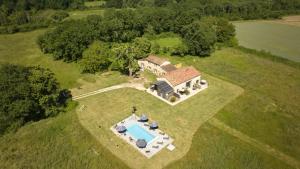 an overhead view of a large estate with a swimming pool at Le refuge in Marsalès