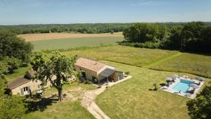an aerial view of a house with a swimming pool at Le refuge in Marsalès