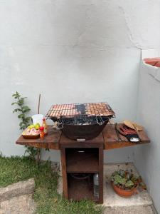 a grill sitting on top of a wooden table at Taloca Do Grilo in Baião