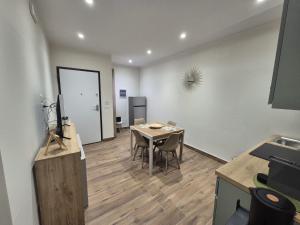 a kitchen with a table and chairs in a room at Tommy House CTA in CTA +3 photos