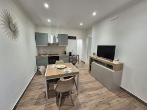 a kitchen and dining room with a table and chairs at Tommy House CTA in CTA