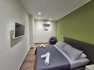 a bedroom with a large bed with two white towels at Tommy House CTA in CTA
