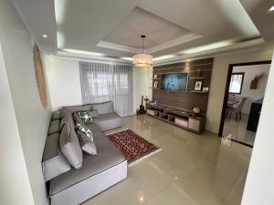 a living room with a couch and a television at Jungla House Hostel in Alto Paraíso de Goiás