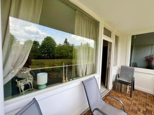 a window on a porch with a view of a yard at Vossenstuuv in Goslar