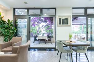 a dining room with a table and chairs at Hotel Petrovac in Petrovac na Moru