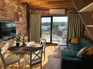 a living room with a green couch and a table at Monialuki in Nogat