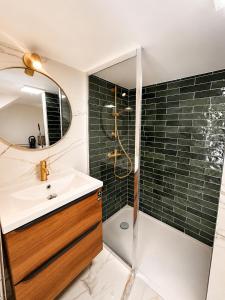 a bathroom with a shower and a sink and a mirror at Cosy-T2 - Hyper centre Montpellier in Montpellier