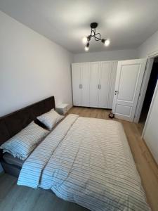ein Schlafzimmer mit einem großen Bett in einem Zimmer in der Unterkunft Avenue in Arad