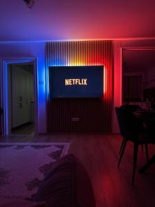 ein Zimmer mit einem Netflix-Logo an der Wand in der Unterkunft Avenue in Arad
