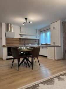 eine Küche mit Tisch und Stühlen in einem Zimmer in der Unterkunft Avenue in Arad + 11 Fotos
