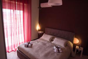 A bed or beds in a room at Il Centro Short Lets