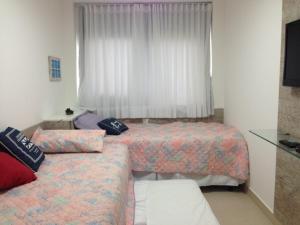 une chambre d'hôtel avec deux lits et une fenêtre dans l'établissement Iberostate - Mediterraneo BL4, à Praia do Forte 33 autres photos