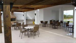 un groupe de tables et de chaises dans une pièce dans l'établissement Iberostate - Mediterraneo BL4, à Praia do Forte