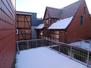 a balcony of a house with snow on it at Lieblingsbude Schwerin in Schwerin
