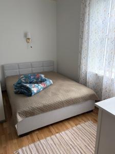 a small bed in a room with a bedskirtspectspectssenalsenalsenalsenal at Aia Home in Kuressaare