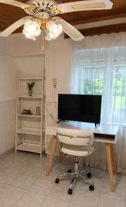 ein Büro mit Schreibtisch, Stuhl und Deckenventilator in der Unterkunft SOFIAS APARTMENTS in LESVOS in Gera
