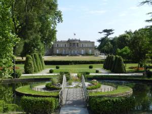 uma vista para o palácio a partir dos jardins em Ténéo Apparthotel Talence - Espeleta em Talence