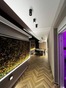 a living room with a fish tank on the wall at Thomas Luxury home in Plisioí
