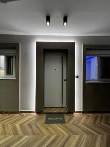 a room with a door and a welcome sign on the floor at Thomas Luxury home in Plisioí