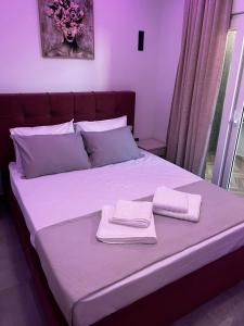 a bed with two towels sitting on top of it at Thomas Luxury home in Plisioí
