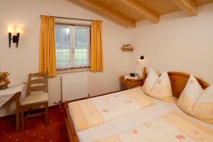 1 dormitorio con 2 camas, mesa y ventana en Haus Martina en Radstadt