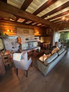 a living room with couches and a brick wall at Knutehytta in Kongsberg
