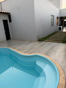 a large swimming pool in the middle of a house at Casa no Bairro Reserva Real in Montes Claros