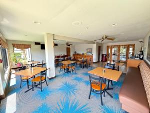 a dining room with tables and chairs in a restaurant at Days Inn & Suites by Wyndham Cuba in Cuba