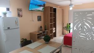 a kitchen and dining room with a table and a refrigerator at Apart Saavedra in Concordia