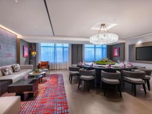 a living room with a couch and a dining room at Novotel Yangquan High-Tech Zone in Yangquan