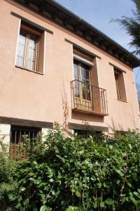 a building with a balcony on the side of it at Casavillena Apartamentos Turísticos in Segovia