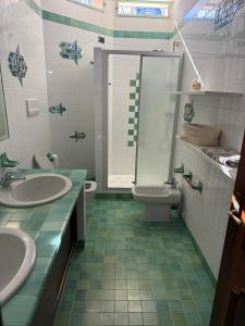 a bathroom with two sinks and a shower and a toilet at Residence Ai Melograni in Silea