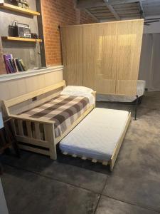 two twin beds sitting in a room with at Pipa Alquiler Temporal in Resistencia